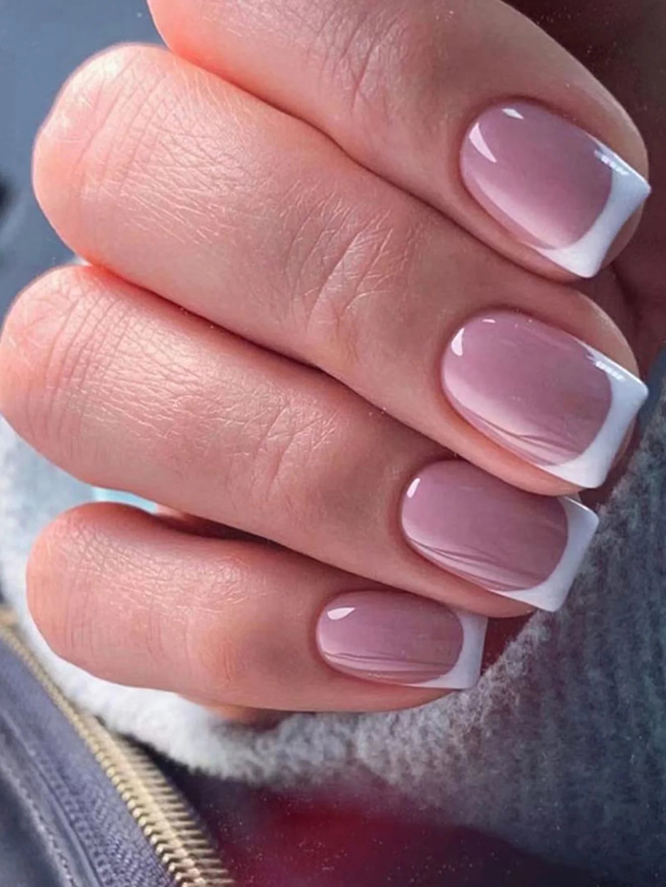 24 Square Short Nails + 1 Nail File + 1 Piece of Jelly Glue